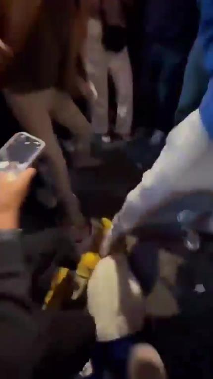 驚！尼克斯大勝步行者后，哈利伯頓遭主場(chǎng)球迷群毆