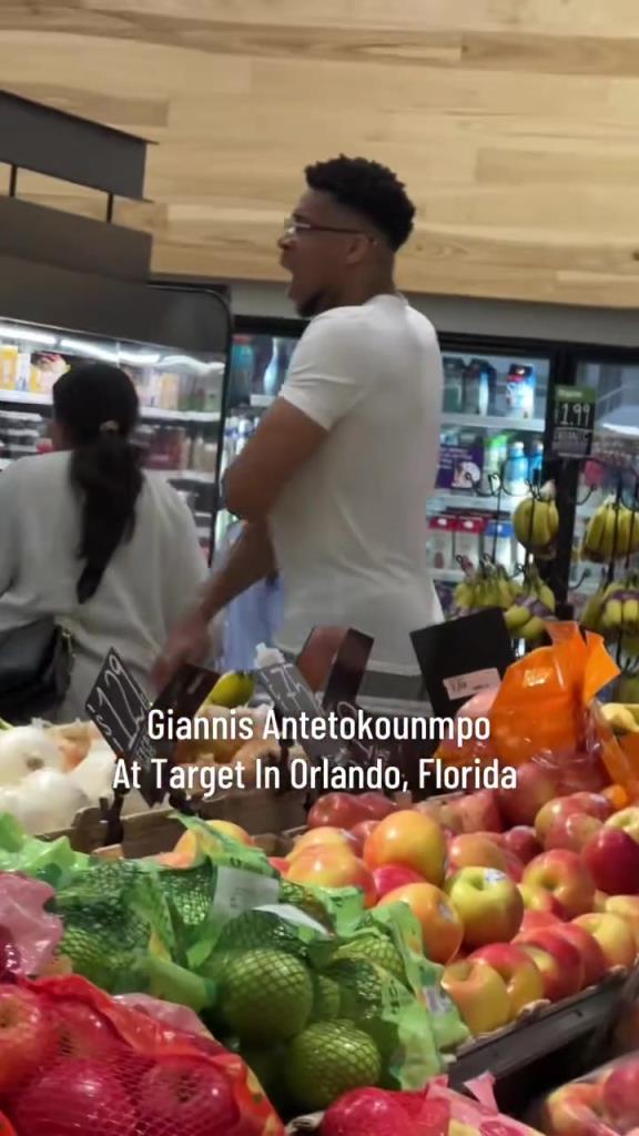 好男人?。∽帜父缭趭W蘭多度假 陪妻子一起逛超市