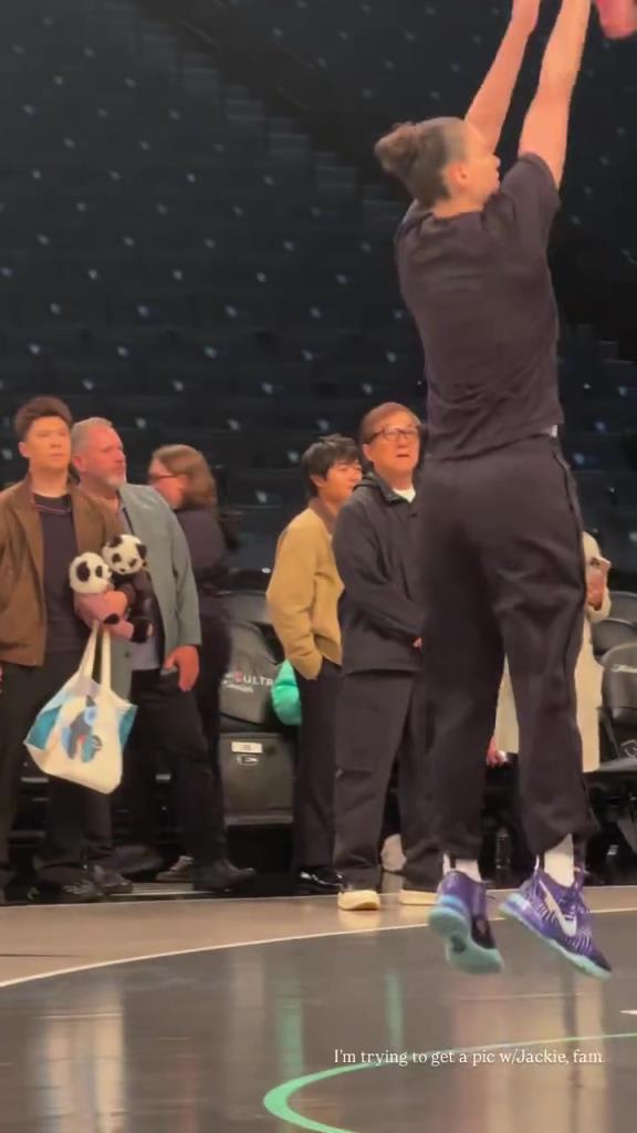 71歲成龍現(xiàn)身巴克萊中心看女籃比賽：她們投籃怎么那么準(zhǔn)?。?！