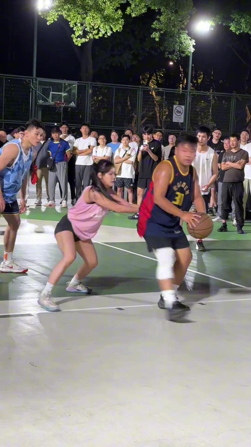 這哥們看見防自己的是女生，一個勁背打，球也不傳了
